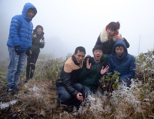 Các bạn trẻ thích thú chụp ảnh... Các bạn trẻ thích thú chụp ảnh..