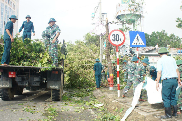 Chặt bỏ những xây xanh bị ngã đổ trên địa bàn Đà Nẵng. Ảnh: VGP/Minh Trang