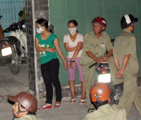 Gái mại dâm đứng đường trên tuyến Trường Chinh bị lực lượng chức năng phát hiện, xử lý