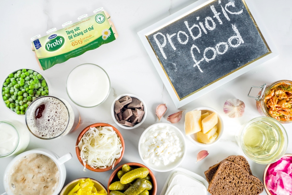 Các thực phẩm như sữa chua, dưa muối, tỏi, hành tây... có chứa lợi khuẩn giúp tăng cường hệ miễn dịch, hỗ trợ tiêu hóa và hạn chế sự phát triển của giun sán.
