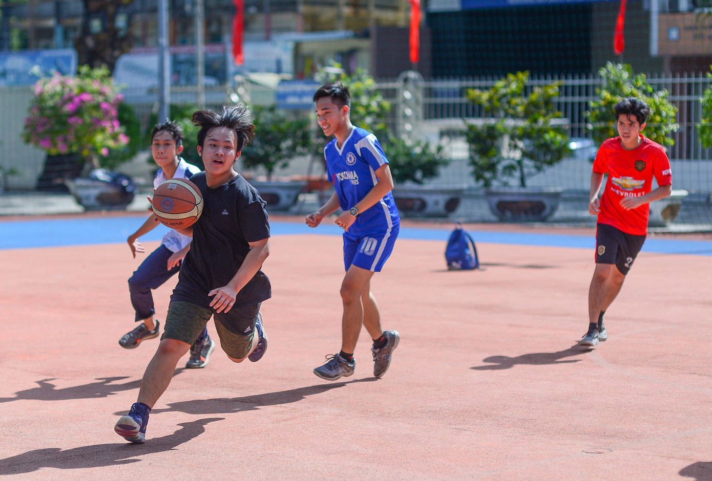 Hãy hướng con đến những hoạt động thể thao lành mạnh để cân bằng tâm sinh lý ở tuổi dậy thì. Hãy hướng con đến những hoạt động thể thao lành mạnh để cân bằng tâm sinh lý ở tuổi dậy thì.