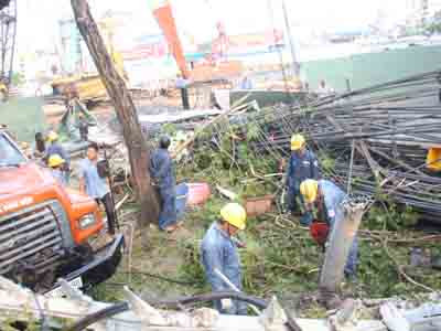 Bó sắt nặng hàng chục tấn đè sập tường rào bảo tàng Mỹ Thuật