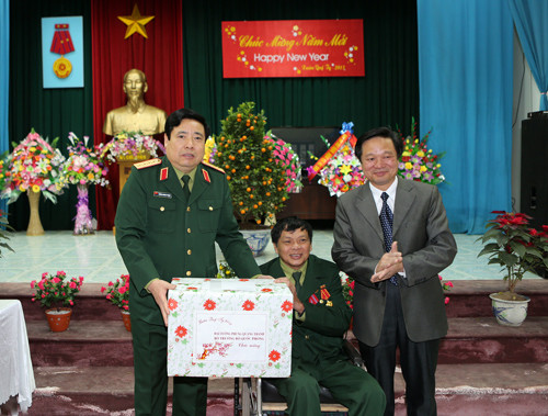 Bộ trưởng tặng quà thương binh tại Trung tâm điều dưỡng thương binh Duy Tiên…