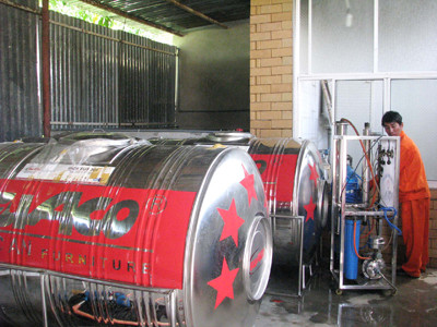 Một góc xưởng sản xuất rượu từ hoa Hibiscus, tất cả đều được làm thủ công, từ lên men đến chiết xuất rượu. ảnh: Nam Cường. Một góc xưởng sản xuất rượu từ hoa Hibiscus, tất cả đều được làm thủ công, từ lên men đến chiết xuất rượu. ảnh: Nam Cường