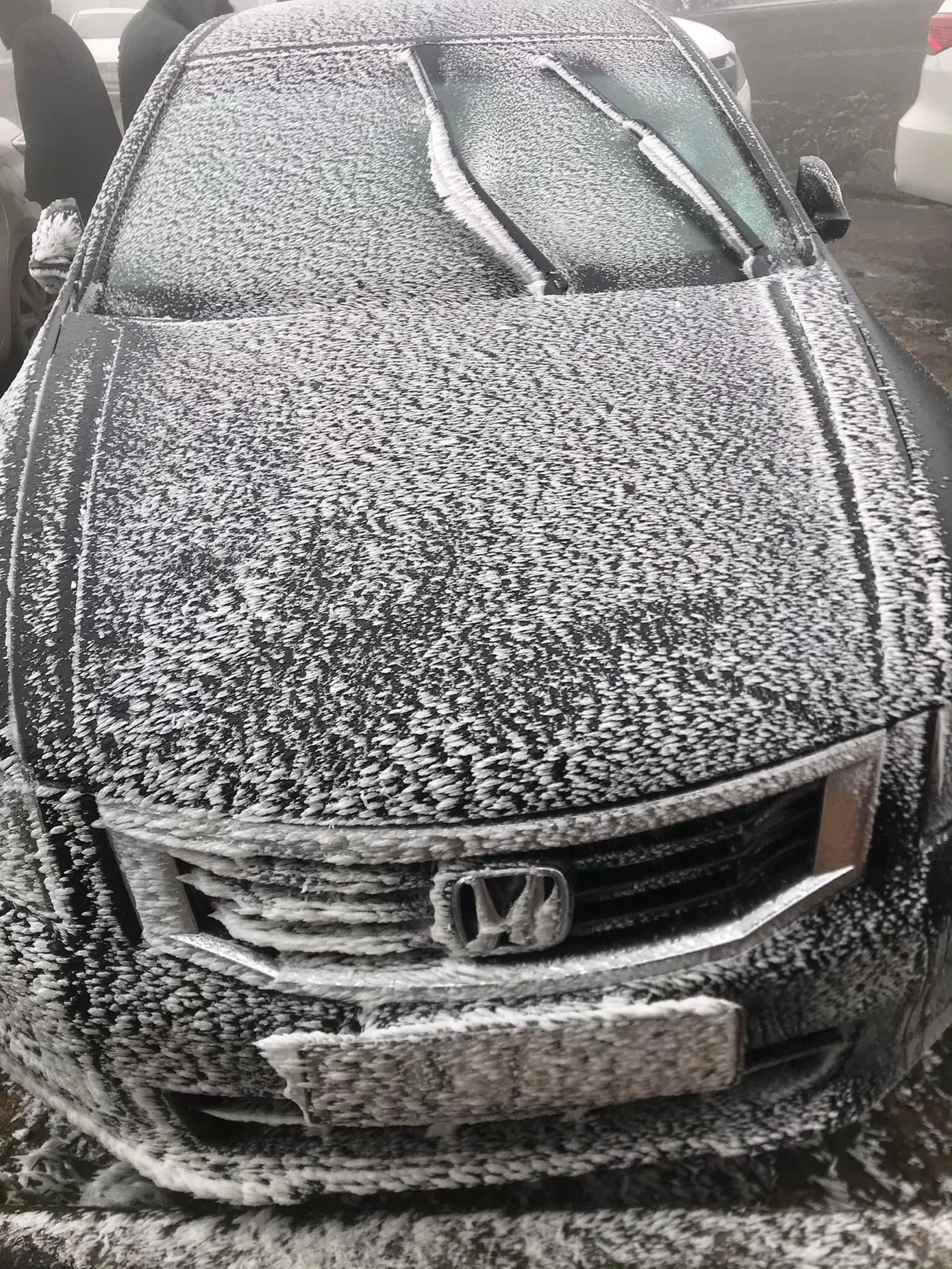 Ô tô đóng băng có thể gây ra một số nguy hiểm khi lưu thông trên đường.