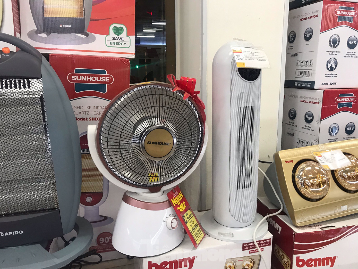 Thiết bị quạt sưởi ấm ceramic cỡ nhỏ được ưa chuộng vì thuận tiện, tiết kiệm điện năng. Thiết bị quạt sưởi ấm ceramic cỡ nhỏ được ưa chuộng vì thuận tiện, tiết kiệm điện năng.