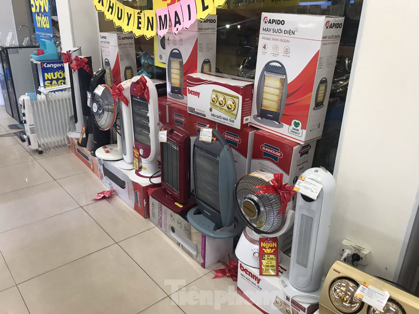 Một số cửa hàng mạnh tay khuyến mại các loại quạt, đèn sưởi. Một số cửa hàng mạnh tay khuyến mại các loại quạt, đèn sưởi.