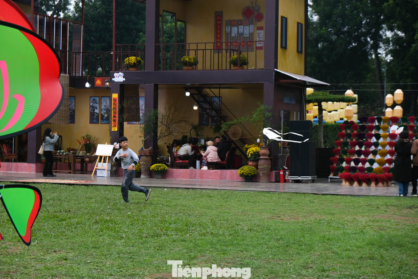 Một cậu bé dành hơn 3 giờ đồng hồ để học cách làm diều, thả diều nhờ sự hướng dẫn của nghệ nhân làng nghề.