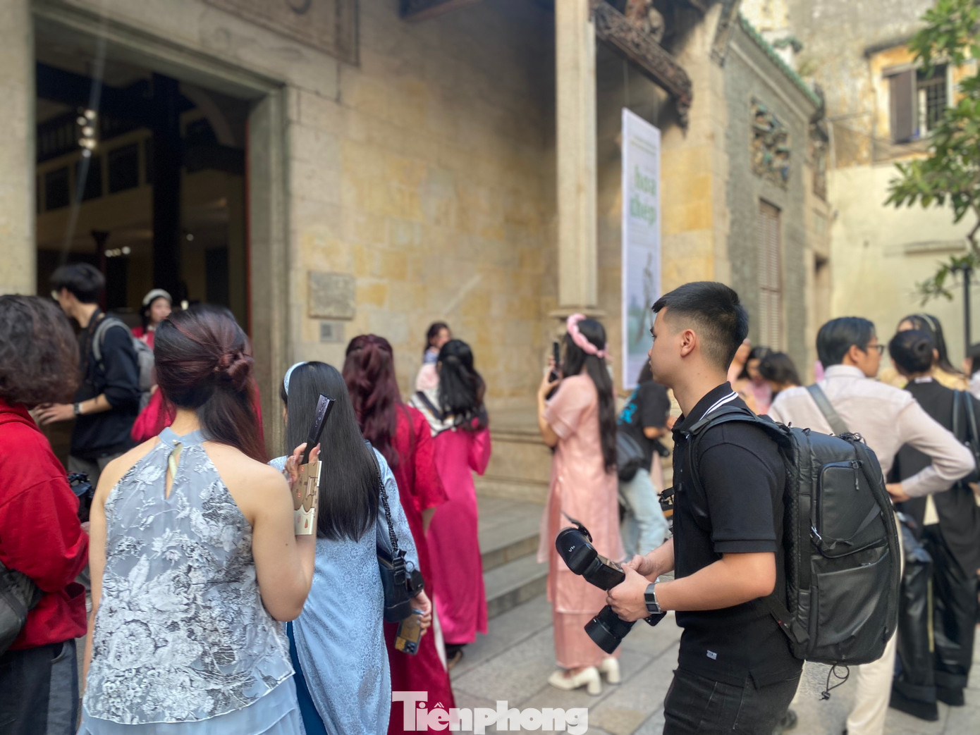 Một đội ngũ chụp ảnh chuyên nghiệp có thể kiếm 48 triệu đồng/ngày. Ảnh: Trần An.