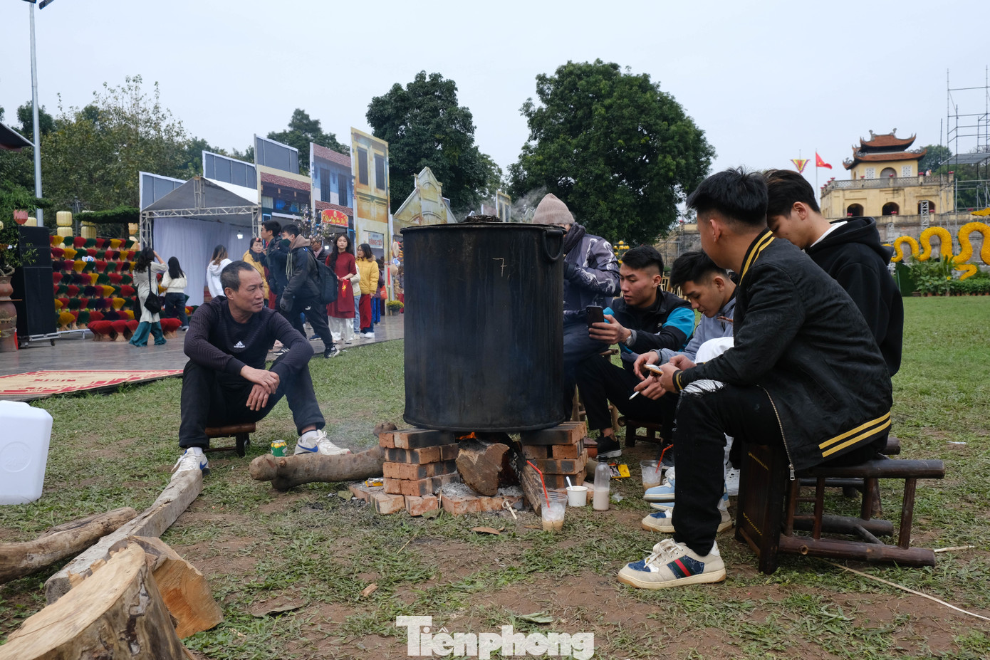 Các bạn trẻ trải nghiệm cách gói bánh chưng, cảm nhận sự ấm áp khi cả gia đình đoàn tụ với ngào ngạt mùi củi cháy.