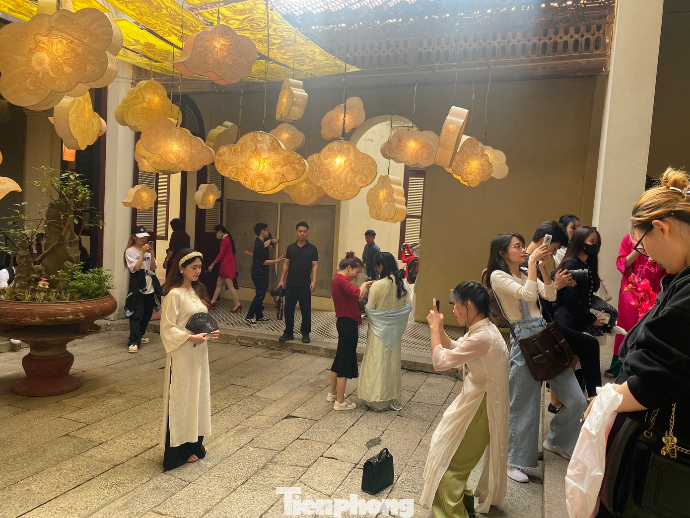 Một điểm đến văn hóa ở phố cổ Hà Nội được nhiều bạn trẻ tìm đến để chụp ảnh. Ảnh: Trần An.