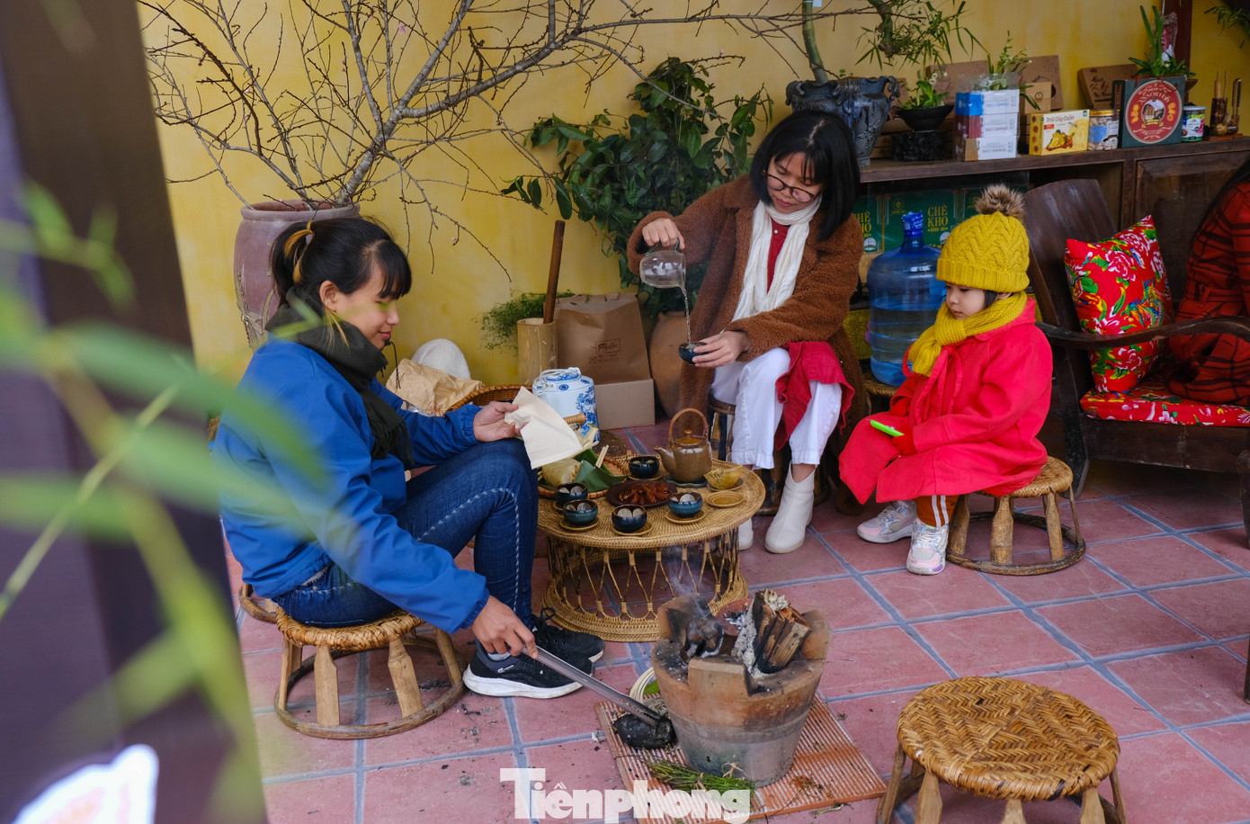 Kiến trúc nhà Hà Nội cổ được phục dựng từ ngôi nhà di sản số 87, phố Mã Mây. Ở khu vực này, người dân và khách du lịch có thể tìm hiểu một gia đình người Hà Nội xưa chuẩn bị mâm cơm cúng Tết, quây quần gói bánh chưng trong hương thơm của nước mùi già.