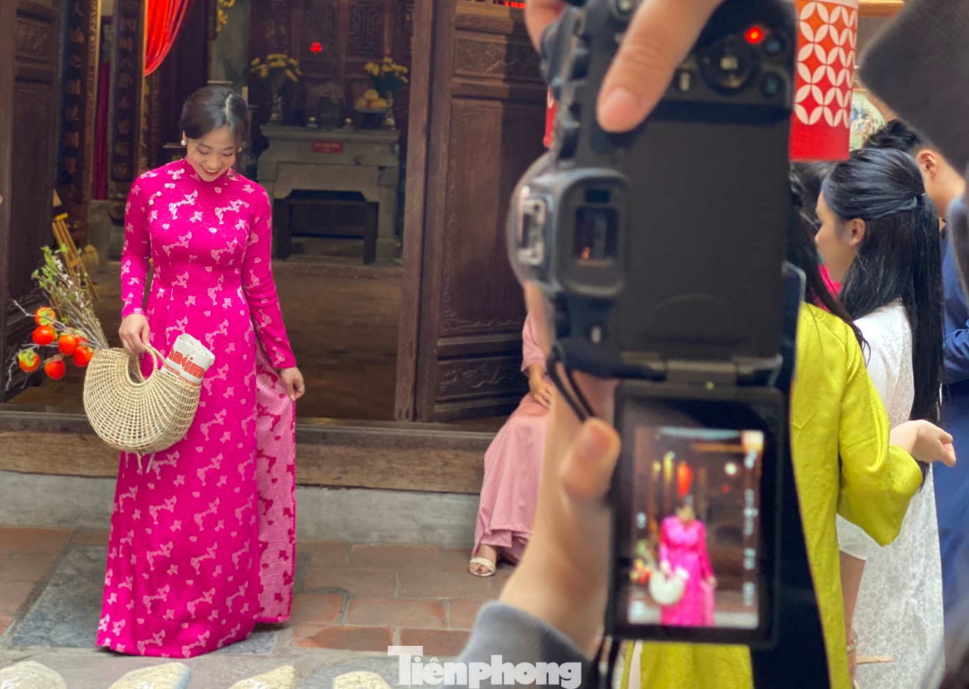 Thợ ảnh nghiệp dư cũng có khoản thu nhập đáng kể trong dịp tết năm nay. Ảnh: Trần An.