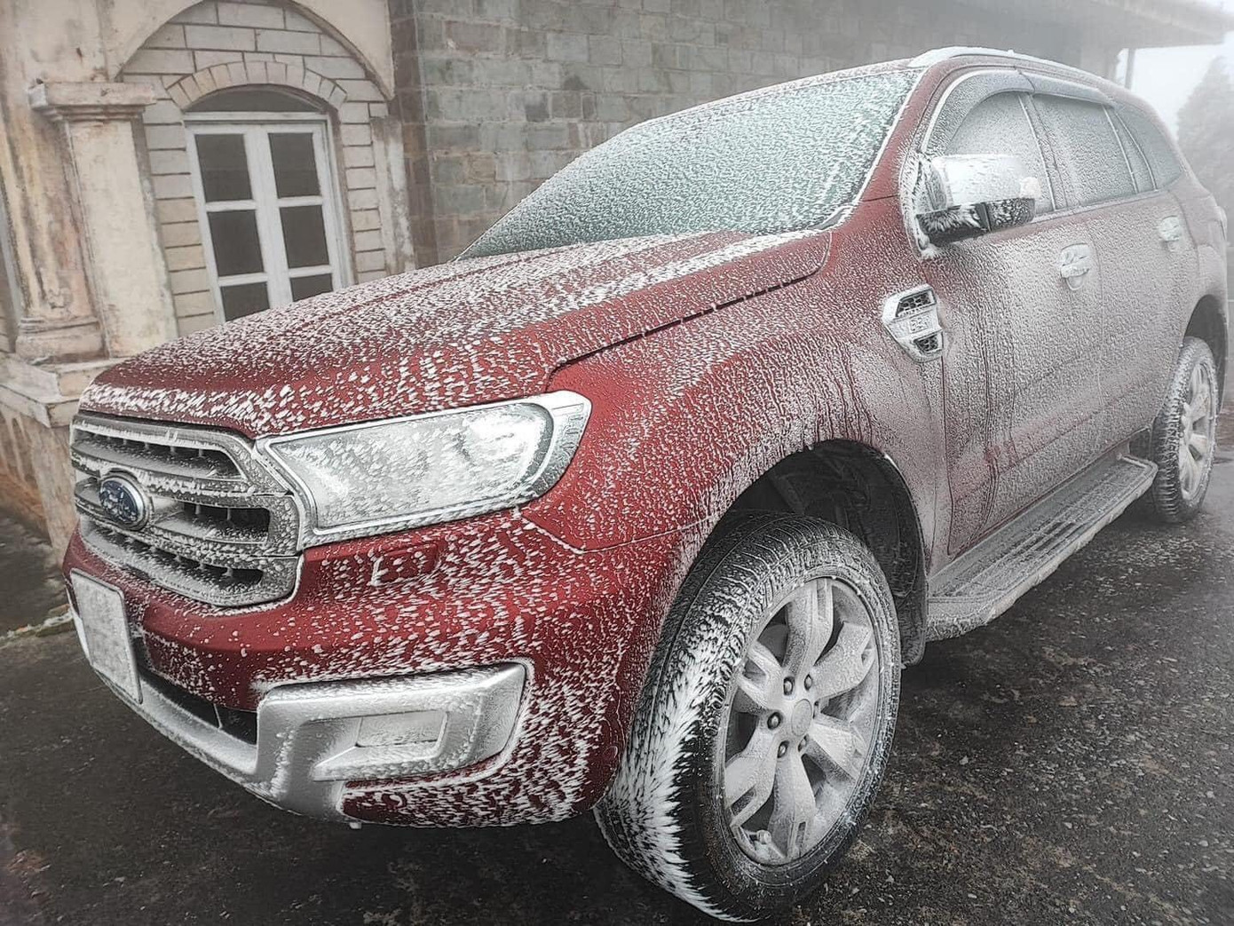 Một chiếc SUV "hoá đá" trên đỉnh Mẫu Sơn. Ảnh: Minh Chuyển.