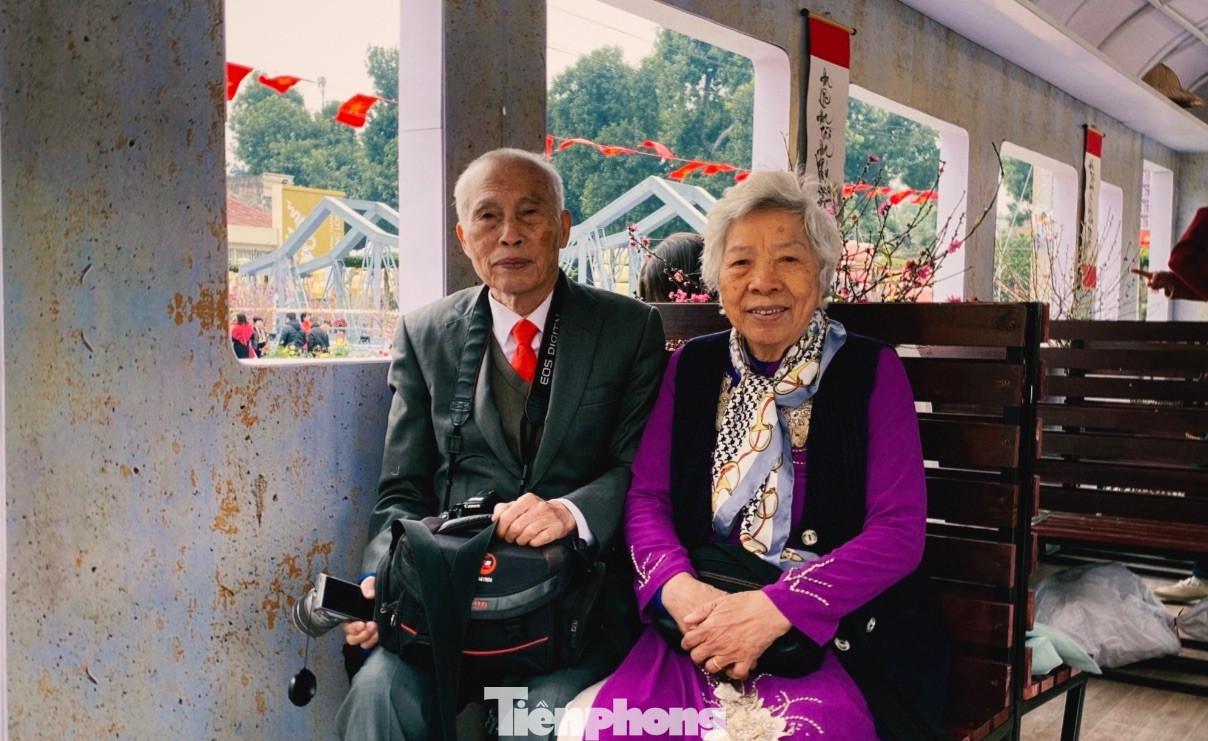 Ngồi trên chiếc ghế cứng của đoàn tàu Thống Nhất xưa, đôi vợ chồng tuổi xế chiều không thể quên hồi ức về giây phút chia ly, đoàn tụ trong thời kỳ khó khăn của đất nước.