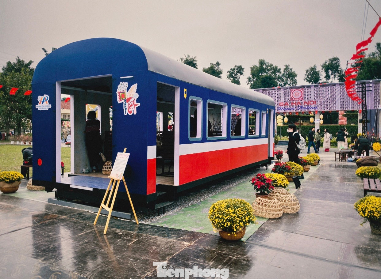 Hình ảnh gợi nhớ những chuyến tàu từ ga Hà Nội hiện lên khiến nhiều thế hệ đi trước dâng trào cảm xúc.