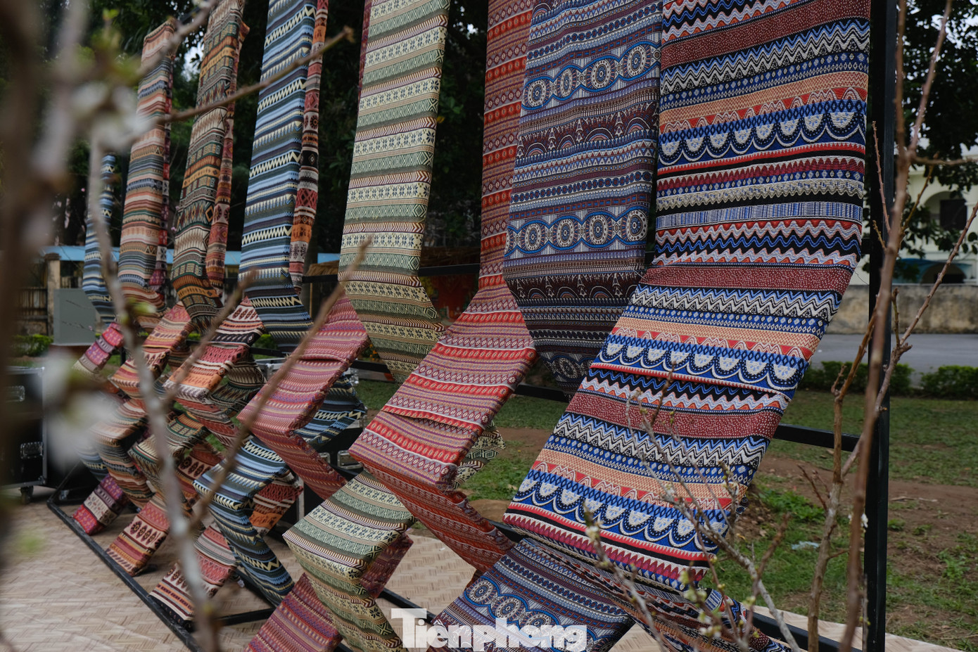 Nhiều sản phẩm của các làng nghề truyền thống được trưng bày ngay tại khu triển lãm.