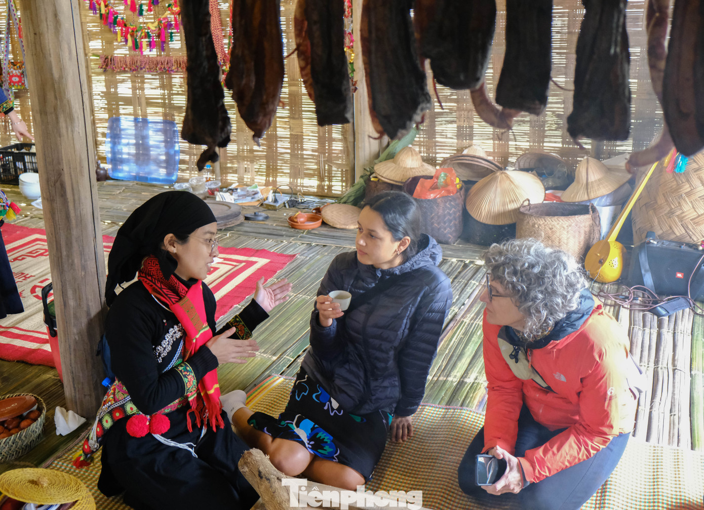 Chị An - người dân làng Thái Hải - đang chia sẻ về các phong tục và hoạt động vào dịp Tết của người dân tộc Tày bằng tiếng Anh.