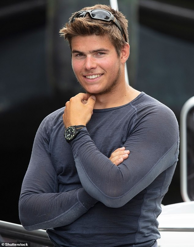 Arthur Chatto (SN 1999) là em trai của Samuel Chatto, xếp thứ 30 trong danh sách thừa kế ngai vàng. Arthur sở hữu ngoại hình rắn rỏi, cơ bắp cuồn cuộn. Anh thích đăng những bức ảnh ngực trần, đẫm mồ hôi về quá trình tập luyện trên mạng xã hội.