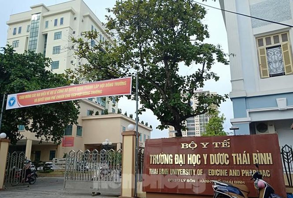 Đại học Y Dược Thái Bình những ngày qua xôn xao về tin đồn tình cảm giữa lưu học sinh và cán bộ. Đại học Y Dược Thái Bình những ngày qua xôn xao về tin đồn tình cảm giữa lưu học sinh và cán bộ.