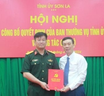 Đồng chí Lê Hồng Long, Trưởng Ban Tổ chức Tỉnh ủy Sơn La trao quyết định của Ban Thường vụ Tỉnh ủy tới Thượng tá Sa Minh Nghĩa, Chính ủy Bộ Chỉ huy Quân sự tỉnh Sơn La (ảnh trái). Đại tá Đào Xuân Ánh, Bí thư Đảng ủy, Chính ủy Bộ đội Biên phòng tỉnh Bà Rịa - Vũng Tàu chúc mừng Đại tá Đặng Cao Đạt. Ảnh: Chinhphu.vn. Đồng chí Lê Hồng Long, Trưởng Ban Tổ chức Tỉnh ủy Sơn La trao quyết định của Ban Thường vụ Tỉnh ủy tới Thượng tá Sa Minh Nghĩa, Chính ủy Bộ Chỉ huy Quân sự tỉnh Sơn La (ảnh trái). Đại tá Đào Xuân Ánh, Bí thư Đảng ủy, Chính ủy Bộ đội Biên phòng tỉnh Bà Rịa - Vũng Tàu chúc mừng Đại tá Đặng Cao Đạt. Ảnh: Chinhphu.vn.
