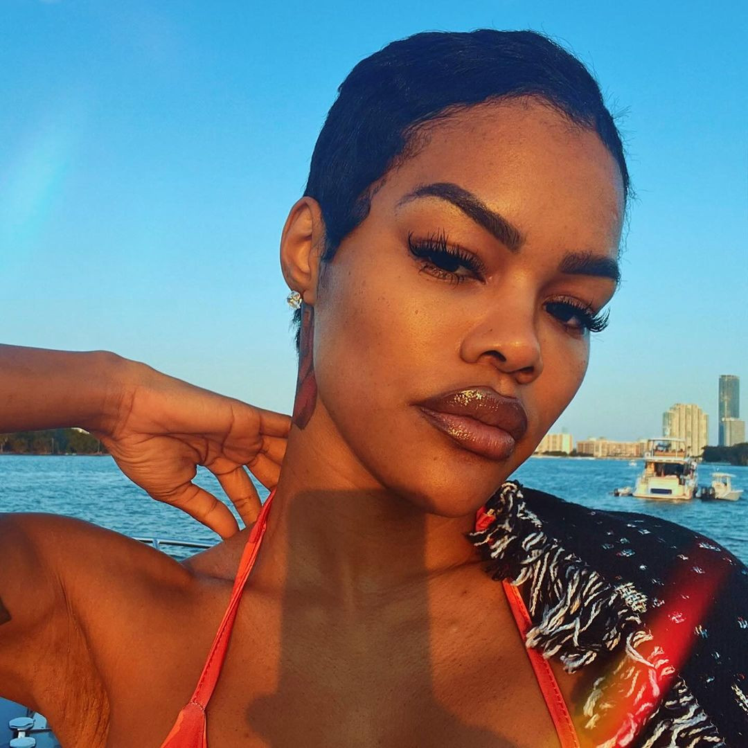 Teyana Taylor hút hơn nửa triệu lượt Thích trên Instagram với bộ ảnh bikini khoe cơ bụng đáng ngưỡng mộ. Theo Daily Mail, nữ ca sĩ Mỹ dường như có sự chuẩn bị kỹ càng cho một mùa hè nóng bỏng.