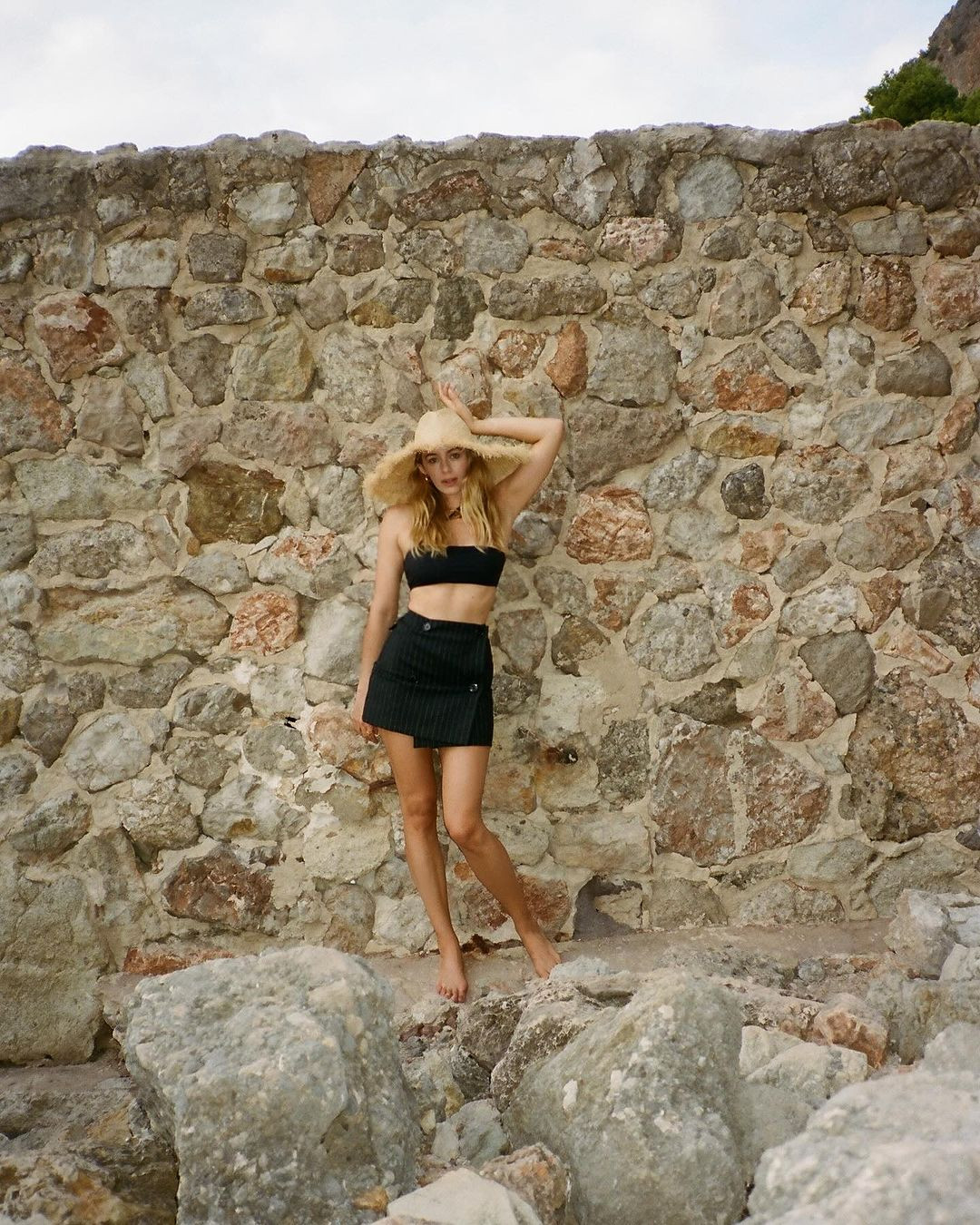 Thân hình thon thả, không chút mỡ thừa của ngôi sao sinh năm 1986 khiến cư dân mạng xuýt xoa không ngớt. "Sau ngần ấy năm vẫn dáng vẻ ấy, như một loại rượu vang ngon", một người hâm mộ viết.