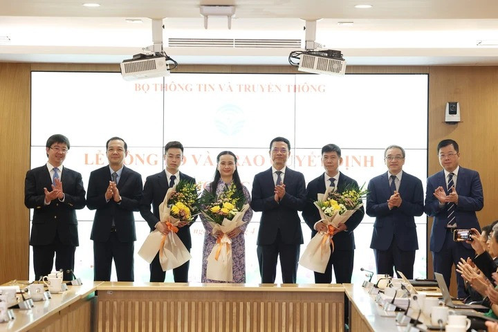 Bộ trưởng và các Thứ trưởng Bộ Thông tin và Truyền thông chúc mừng các cán bộ vừa được điều động, bổ nhiệm. Ảnh: Bộ TT&amp;TT.
