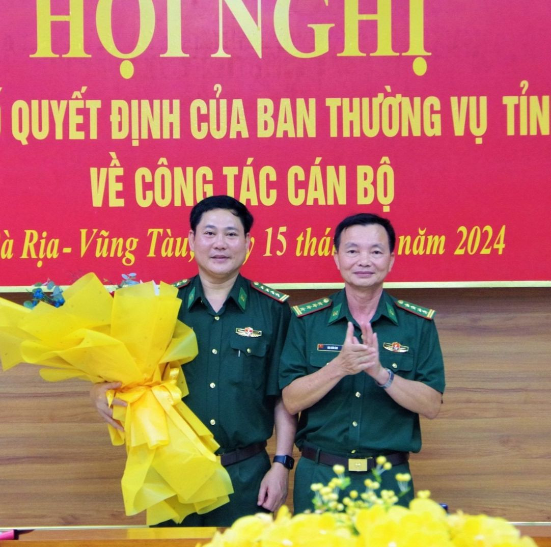 Đồng chí Lê Hồng Long, Trưởng Ban Tổ chức Tỉnh ủy Sơn La trao quyết định của Ban Thường vụ Tỉnh ủy tới Thượng tá Sa Minh Nghĩa, Chính ủy Bộ Chỉ huy Quân sự tỉnh Sơn La (ảnh trái). Đại tá Đào Xuân Ánh, Bí thư Đảng ủy, Chính ủy Bộ đội Biên phòng tỉnh Bà Rịa - Vũng Tàu chúc mừng Đại tá Đặng Cao Đạt. Ảnh: Chinhphu.vn. Đồng chí Lê Hồng Long, Trưởng Ban Tổ chức Tỉnh ủy Sơn La trao quyết định của Ban Thường vụ Tỉnh ủy tới Thượng tá Sa Minh Nghĩa, Chính ủy Bộ Chỉ huy Quân sự tỉnh Sơn La (ảnh trái). Đại tá Đào Xuân Ánh, Bí thư Đảng ủy, Chính ủy Bộ đội Biên phòng tỉnh Bà Rịa - Vũng Tàu chúc mừng Đại tá Đặng Cao Đạt. Ảnh: Chinhphu.vn.