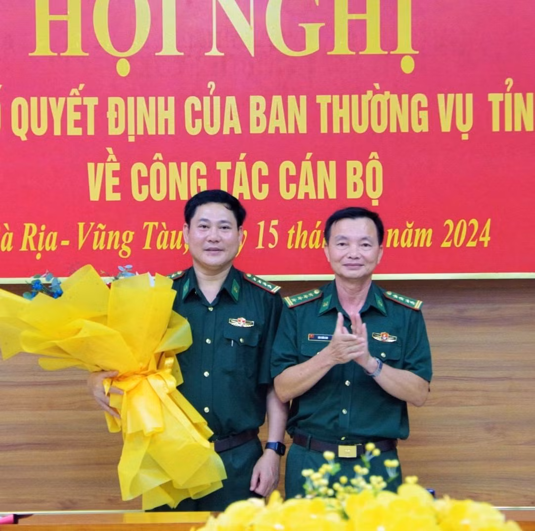 Đồng chí Lê Hồng Long, Trưởng Ban Tổ chức Tỉnh ủy Sơn La trao quyết định của Ban Thường vụ Tỉnh ủy tới Thượng tá Sa Minh Nghĩa, Chính ủy Bộ Chỉ huy Quân sự tỉnh Sơn La (ảnh trái). Đại tá Đào Xuân Ánh, Bí thư Đảng ủy, Chính ủy Bộ đội Biên phòng tỉnh Bà Rịa - Vũng Tàu chúc mừng Đại tá Đặng Cao Đạt. Ảnh: Chinhphu.vn.