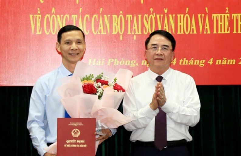 Trao quyết định cho ông Đỗ Thanh Bình. Ảnh: Báo Hải Phòng Trao quyết định cho ông Đỗ Thanh Bình. Ảnh: Báo Hải Phòng