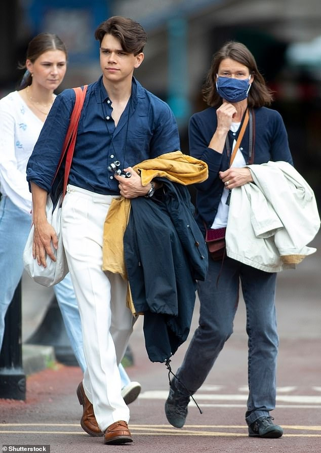 Samuel Chatto (SN 1996) là con trai cả của Lady Sarah và Daniel Chatto. Bà của anh là Công chúa Margaret, em gái của cố Nữ hoàng. Như nhiều đứa trẻ hoàng gia khác, Sam từng theo học trường Eton. Sau đó, anh tốt nghiệp Đại học Edinburgh với bằng Lịch sử Nghệ thuật và đảm nhận vai trò thợ gốm học việc ở Caithness, Scotland. Hiện, Sam tự sản xuất đồ gốm sứ tại xưởng của mình ở West Sussex (Anh).