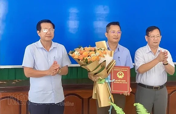 Phó Giám đốc Sở Công thương tỉnh Kiên Giang Lê Thanh Hải nhận quyết định bổ nhiệm. Phó Giám đốc Sở Công thương tỉnh Kiên Giang Lê Thanh Hải nhận quyết định bổ nhiệm.