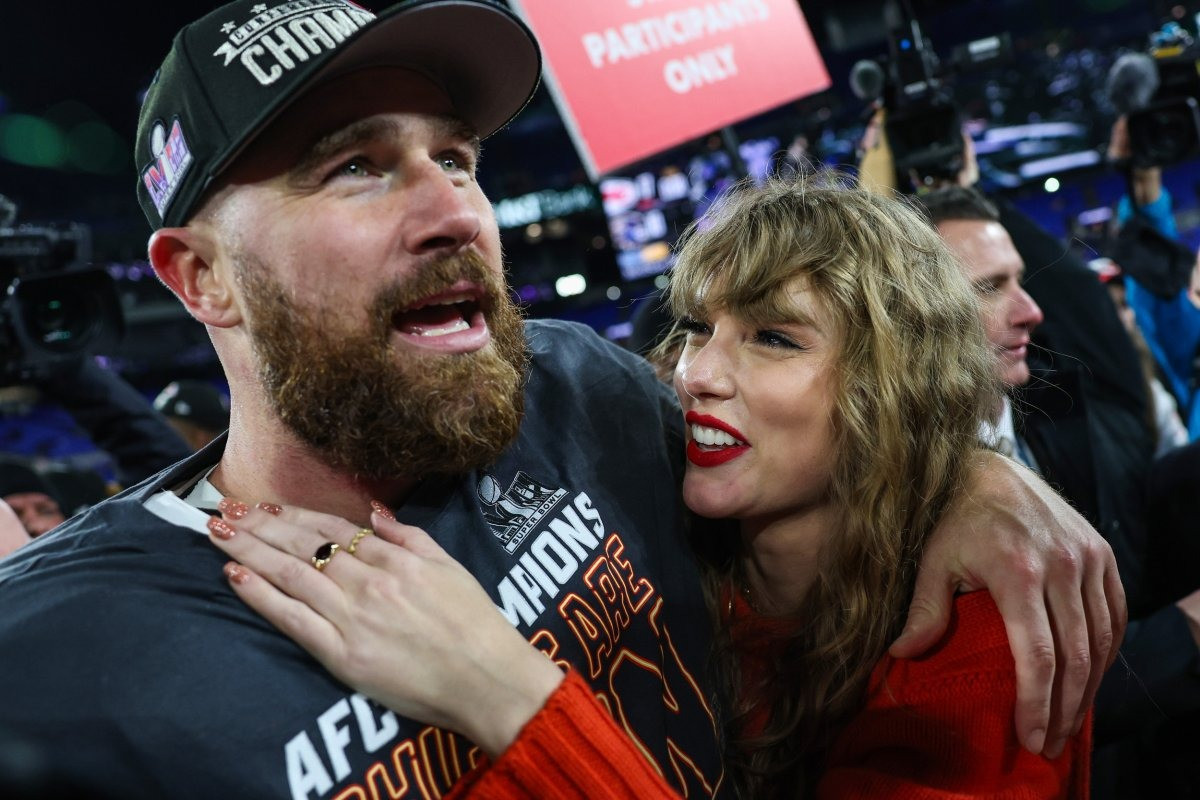 Taylor Swift được tin là yêu say đắm Travis Kelce và lo lắng không thể kết thúc có hậu với anh. Ảnh: Getty Images. Taylor Swift được tin là yêu say đắm Travis Kelce và lo lắng không thể kết thúc có hậu với anh. Ảnh: Getty Images.