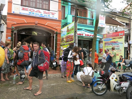 Toàn bộ du khách ở các khách sạn, resort ven sông, ven biển được di chuyển đến các khách sạn cách xa vùng nguy hiểm trong bão Nari