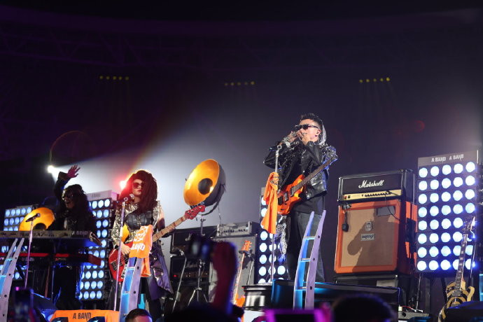 Tỉ phú Jack Ma hoá 'rocker', ôm đàn khoe tài hát tiếng Anh cực ngọt ảnh 4