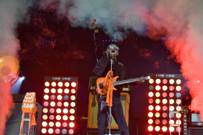 Tỉ phú Jack Ma hoá 'rocker', ôm đàn khoe tài hát tiếng Anh cực ngọt ảnh 3