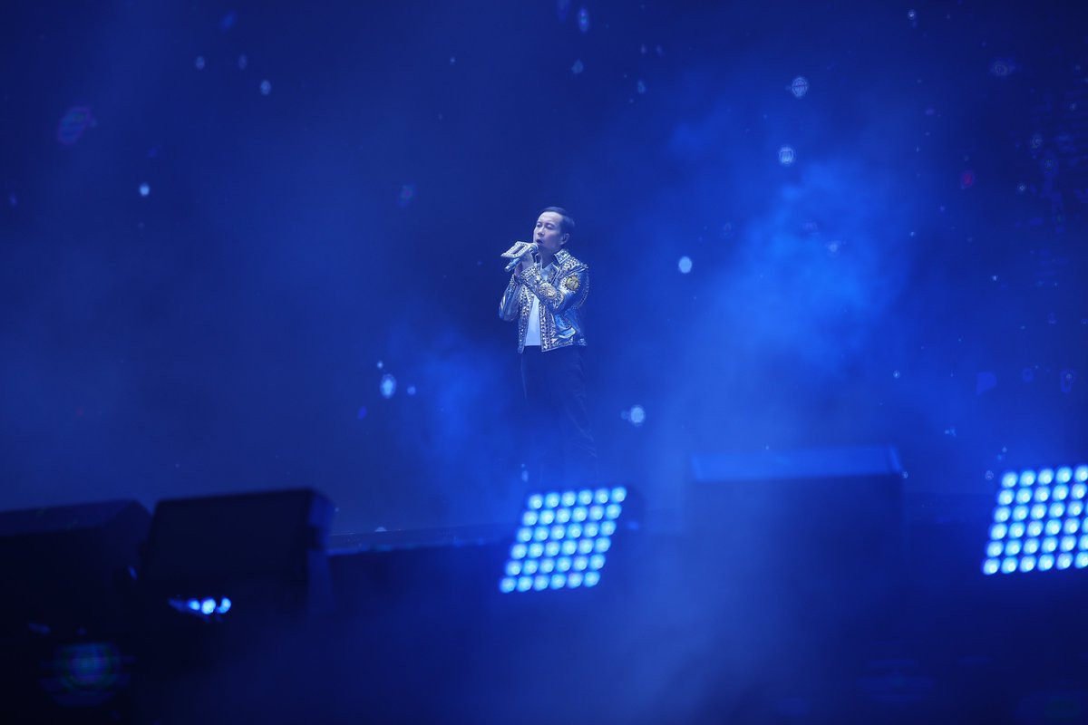 Tỉ phú Jack Ma hoá 'rocker', ôm đàn khoe tài hát tiếng Anh cực ngọt ảnh 6