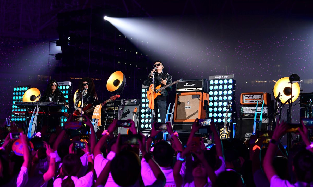 Tỉ phú Jack Ma hoá 'rocker', ôm đàn khoe tài hát tiếng Anh cực ngọt ảnh 5