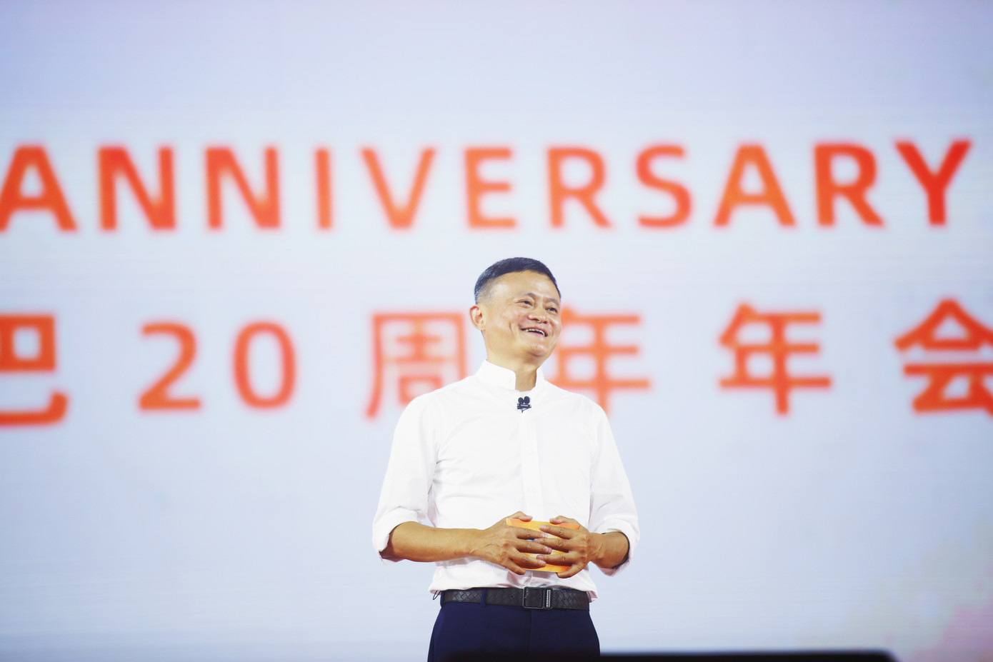 Tỉ phú Jack Ma hoá 'rocker', ôm đàn khoe tài hát tiếng Anh cực ngọt ảnh 2