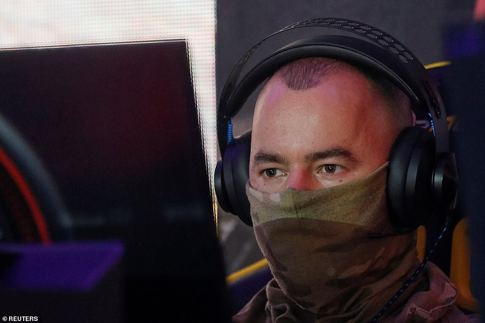 Lính đặc nhiệm Ukraine đeo kính nhìn xuyên đêm, xách súng trường đi đấu game ảnh 6