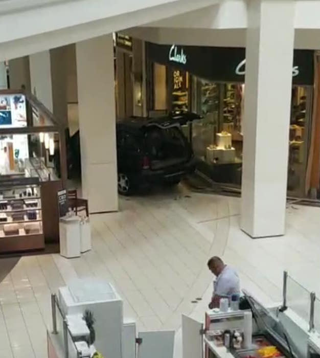 Xe ‘điên’ húc đổ cửa kính, lao vào làm loạn trung tâm thương mại ảnh 1