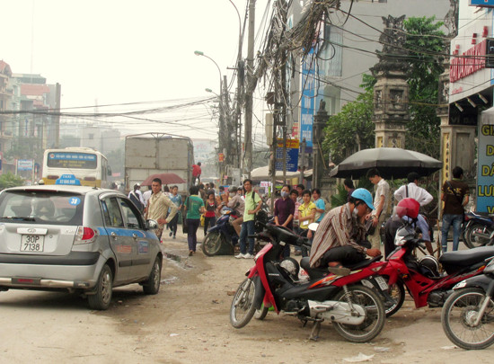 Tiếng còi báo động, những tiếng quát mắng của chủ cửa hàng sau điểm xe buýt là những gì người đợi xe phải nghe khi đứng ở điểm bệnh viện 198 trên đường Hồ Tùng Mậu. Vào giờ cao điểm họ đứng ra lòng đường, không phải đứng ra xa điểm xe buýt mới không lo mắng.