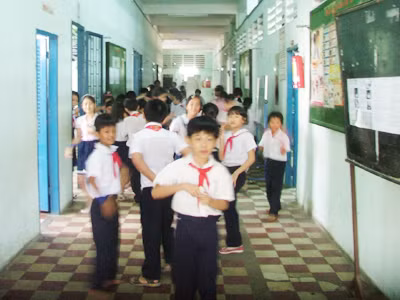 Học sinh Trường Tiểu học Lý Thái Tổ phải tập thể dục giữa giờ ở hành lang