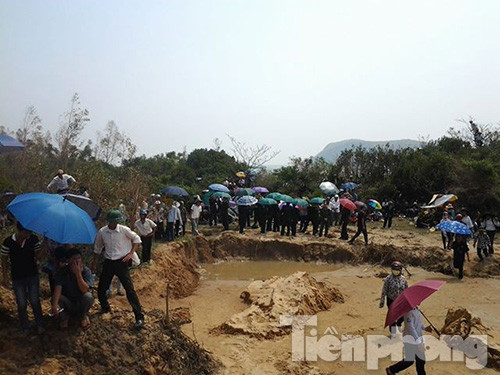 Người dân tiếp tục dồn về Vũng Chùa để tận mắt chứng kiến lễ an táng Đại tướng. Ảnh: Trần Tuấn.