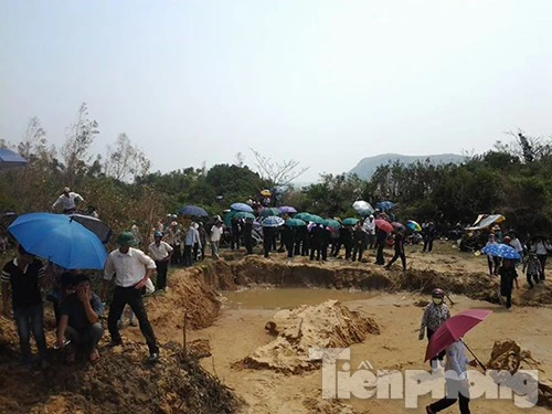 Người dân tiếp tục dồn về Vũng Chùa để tận mắt chứng kiến lễ an táng Đại tướng. Ảnh: Trần Tuấn.