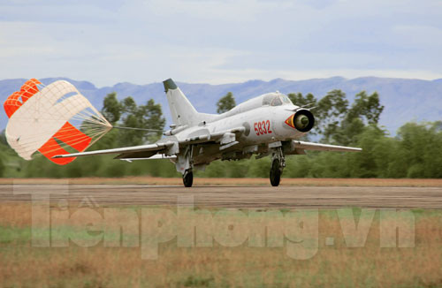 Máy bay Su-22 hoàn thành nhiệm vụ sau chuyến bay