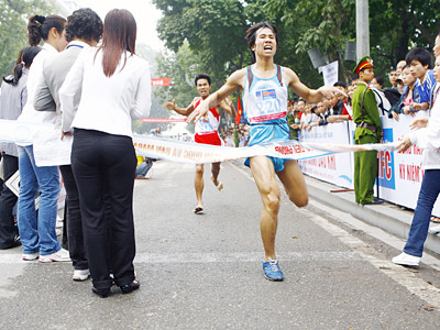 Các VĐV nỗ lực cán đích kỳ giải lần thứ 51 năm 2010 tại Hà Nội. Ảnh: Hồng Vĩnh