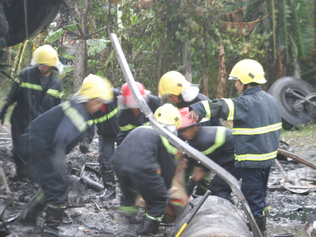 Tìm xác nạn nhân trong đống tro tàn