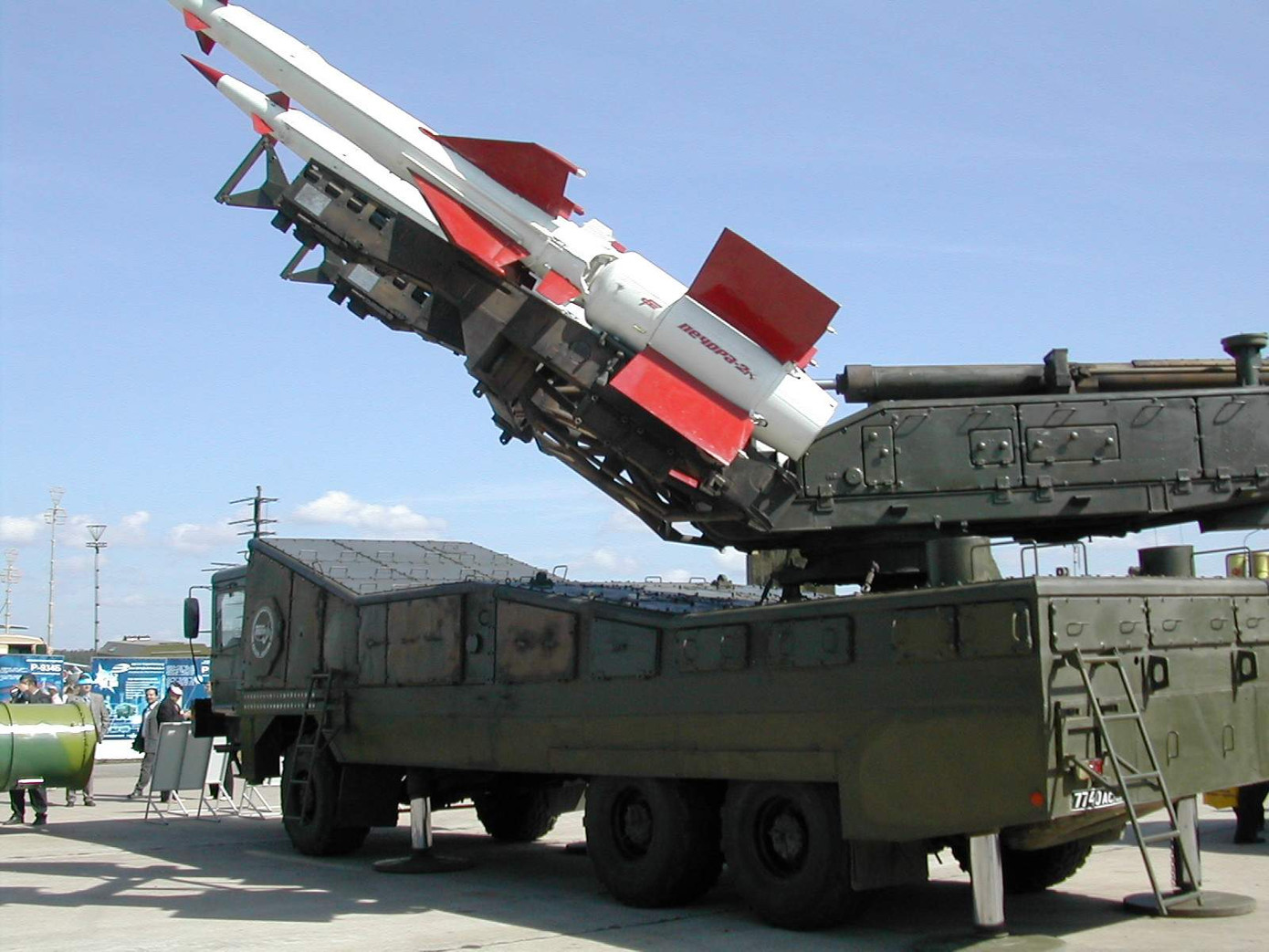 Tên lửa được phóng từ bệ phóng tên lửa 5P73), hướng phóng được xác định theo góc phóng trên địa hình và góc phương vị. Xe phóng tên lửa cơ động 4 cần 5P73 (SМ-106) được thiết kế lại bởi Trung tâm thiết kế tên lửa KBSM, chủ nhiệm thiết kế B.S. Korobov. Bệ phóng không có tấm chắn khí phản lực được đặt trên xe YAZ-214.